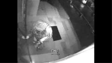 Yaşlı Kadına Apartman Girişindeki Gasp Kamerada