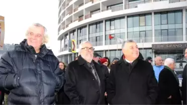 Nazım Hikmet'e Boğaz'da Karanfilli Anma