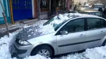 Üzerine Buz Kütlesi Düşen Otomobiller Hasar Gördü