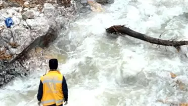 Dereye Devrilen Tırın Sürücüsünü Afad Ekipleri Kurtardı