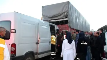 Minibüs ile Tır Çarpıştı: 4 Yaralı