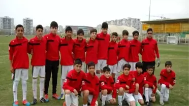 Gençler Antep Baklavası Yemek İstiyor