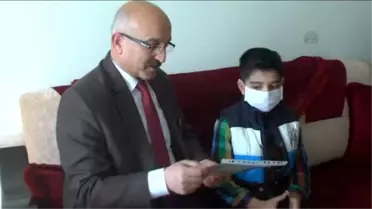 Lösemi Hastası Emirhan'ın Buruk Karne Sevinci