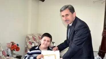 Takdir Belgesini ve Karnesini Evinde Aldı