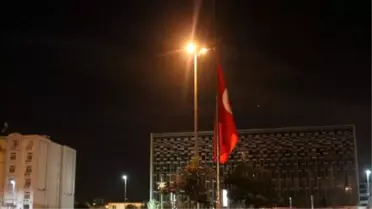 Taksim'deki Dev Türk Bayrağı Yarıya İndi