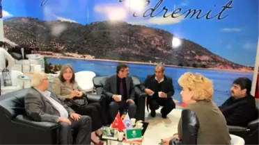 Filistin Kültür ve Turizm Bakanı Ma'ayah Edremit Standını Ziyaret Etti