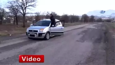 Bu Yolda Arabalar Kendi Kendine Gidiyor