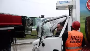 Vince Çarpan Kamyon Şoförünü İtfaiye Çıkardı