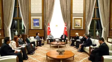 Erdoğan, Cumhurbaşkanlığı Sarayı'nda Ünlü Sanatçıları Kabul Etti