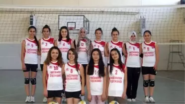 İş Adamı İlçede Voleybol Takımına Sponsor Oldu