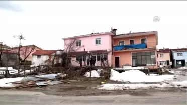 Şiddetli Fırtına Evlerin Çatılarını Uçurdu