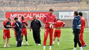 Elazığspor Kaleci İvesa ile Yolları Ayırdı