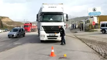 Kamyonun Altında Kalan Genç Öldü