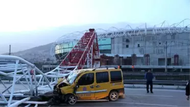 Kuvvetli Lodos Nedeniyle Vinç Yola Devrildi: 1 Ölü, 1 Yaralı