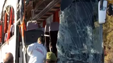 Malatya'da Yolcu Otobüsü İş Makinesine Çarptı: 24 Yaralı