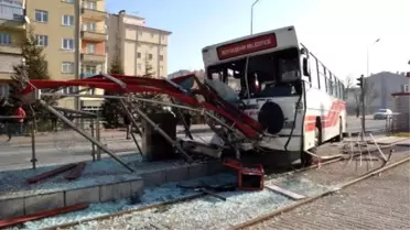 Kayseri'de İşçi Servisine Çarpan Otobüs Tramvay Durağına Girdi