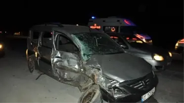 Minibüs ile Otomobil Çarpıştı: 5 Yaralı
