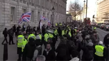 Londra'da Charlie Hebdo Protestosunda Gerginlik