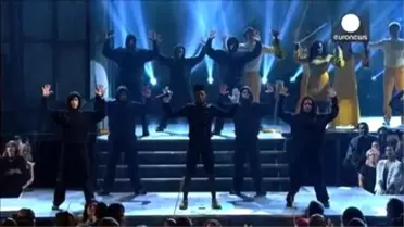 Madonna Grammy'de Giydiği Kıyafetle Şaşırttı