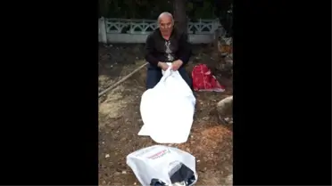 Babasının Katili Olan Sigarayı, Toplayıp Defnediyor