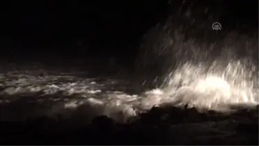 Alanya'da Yüksek Dalgalar Balıkçı Teknelerine Zarar Verdi