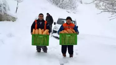 Buldan'da Karla Kaplı Beş Mahalleye Belediye Ekmek Ulaştırdı