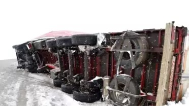 Samsun'da Kayan Tır Otomobilin Üzerine Devrildi: 5 Yaralı