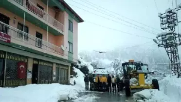 Mersin'de Mahsur Kalan Hastalara Kar Temizleme Ekipleri Ulaştı