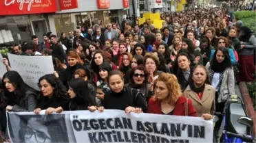 Tarsuslular Özgecan İçin Yürüdü