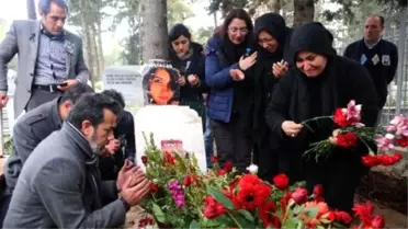 Özgecan'ın Anne ve Babası İlk Kez Mezarlıkta; 'Rabbim Seni Kendisi İçin Yaratmış'