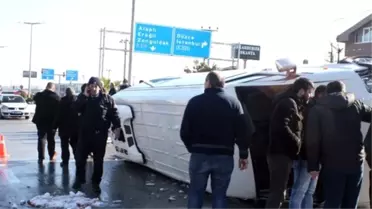 Akçakoca'da Minibüs Devrildi: 1'i Ağır 13 Yaralı