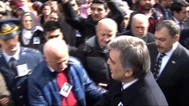 Şehit Pilot Eşinin Kazağını Elinden Düşürmedi