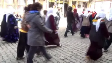Silopili Kadınlar Erkekleri Kaldırıp Sandalyelere Kendileri Oturdu