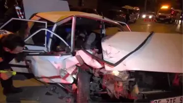 İzmir - Kontrolden Çıkan Otomobil, Park Halindeki Araçlara Çarptı: 3 Yaralı
