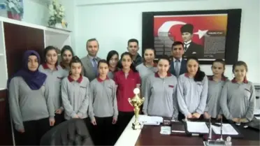 Kaymakam Keçeli Şampiyon Olan Voleybol Takımını Ağırladı