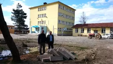 Taşıma Merkezi Okulun Bahçesi Düzenleniyor