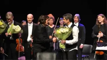 Bağlamanın Orkestra ile Dansı Büyüledi