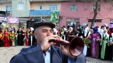Beytüşşebap'ta Erkekler Kadınları Karanfillerle Karşıladı