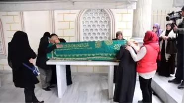 Öldürülen Kızına 'Beni Bırakıp Gitme Annem, Gitme' Diye Seslendi