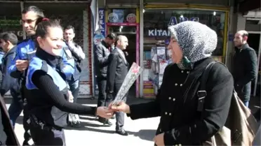 Diyarbakır'da Polis 8 Mart'ta Karanfil ve Broşür Dağıttı