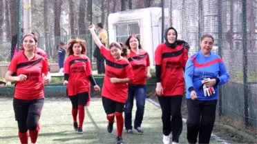 Kadınlar 'Özgecan' İçin Futbol Oynadı