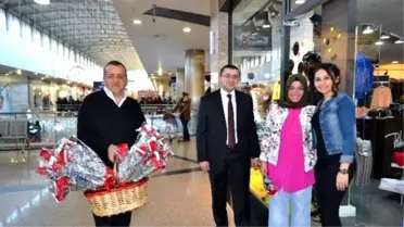 Barutçuoğlu AVM, Kadın Müşterilerine Çiçek Dağıttı