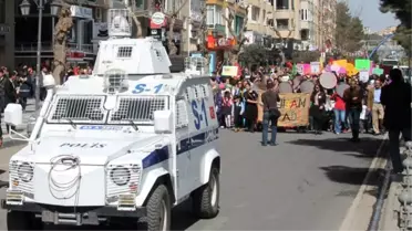 Kadın Yürüyüşüne 'PKK Bayrağı' Müdahalesi!