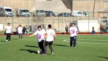 Şırnak'ta Sağlıkçı Kadınlar Futbol Maçı Oynadı