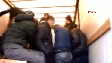 Edirne Hamzabeyli?de Tır Dorsesinde 70 Kaçak Yakalandı