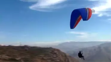 Güneydoğu'daki Dağlarda Yamaç Paraşütü Keyfi