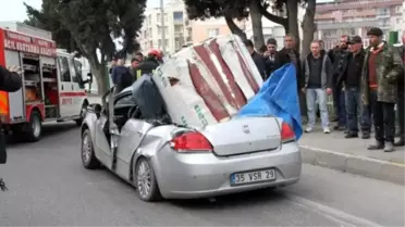 Otomobilin Üstüne TIR'dan 6 Tonluk Alüminyum Rulo Düştü