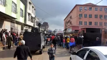 Hasımlar Çatışırken Çocukları Derste Olmaları Kurtardı; 2 Yaralı