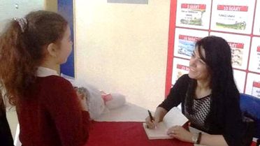 Yazar Almıla Aydın Edirne'de Öğrencilerle İmza Gününde Buluştu