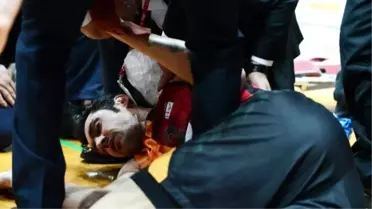Derbide Büyük Şok: İki Oyuncu Hastaneye Kaldırıldı